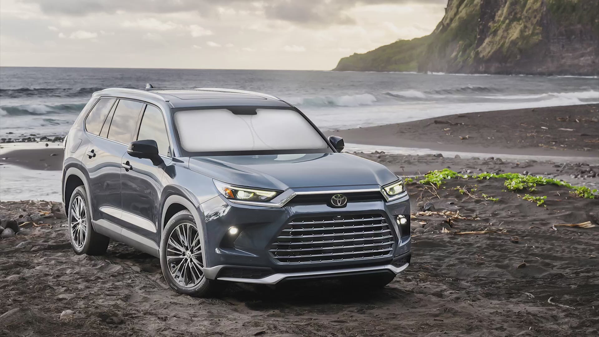 Foldable windshield sunshade for Toyota Highlander 2020–2025, car sun visor protector, blocks UV rays and heat, keeps car interior cooler, front window sunshade for summer driving, automotive accessory for SUVs and cars.